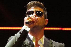 Robin_Thicke_performing
