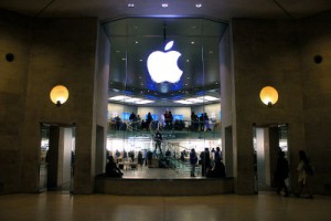 640px-Apple_Store_Carrousel_du_Louvre_18_March_2011