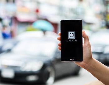 A man hand holding uber app showing on lg g4